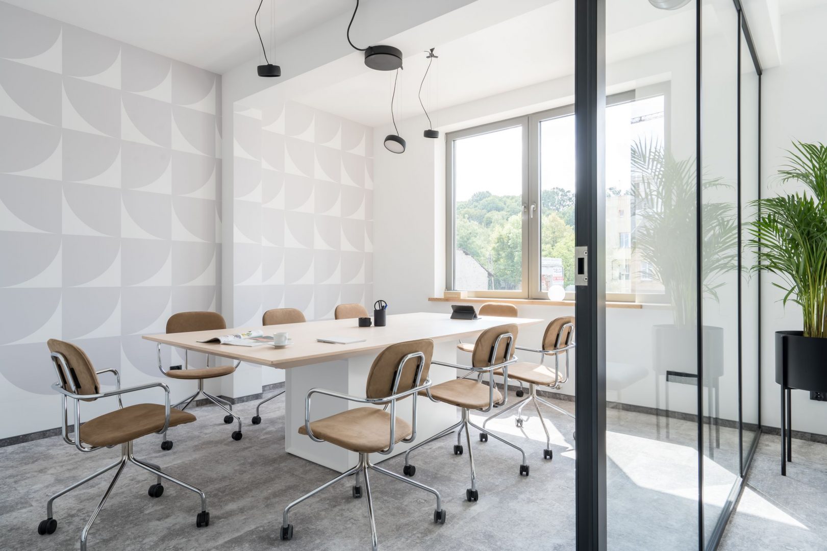Moderner Gravity GAV5 Schreibtisch von MDD, perfekt für kreative Arbeitsumgebungen, kombiniert Ästhetik mit praktischen Funktionen.