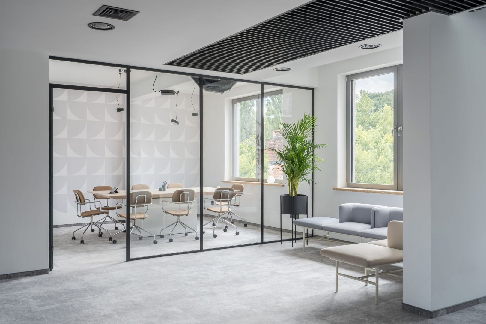 Eleganter Gravity GAV5 Schreibtisch von MDD, ideal für stilvolle Büros, vereint modernes Design mit Funktionalität und Komfort.