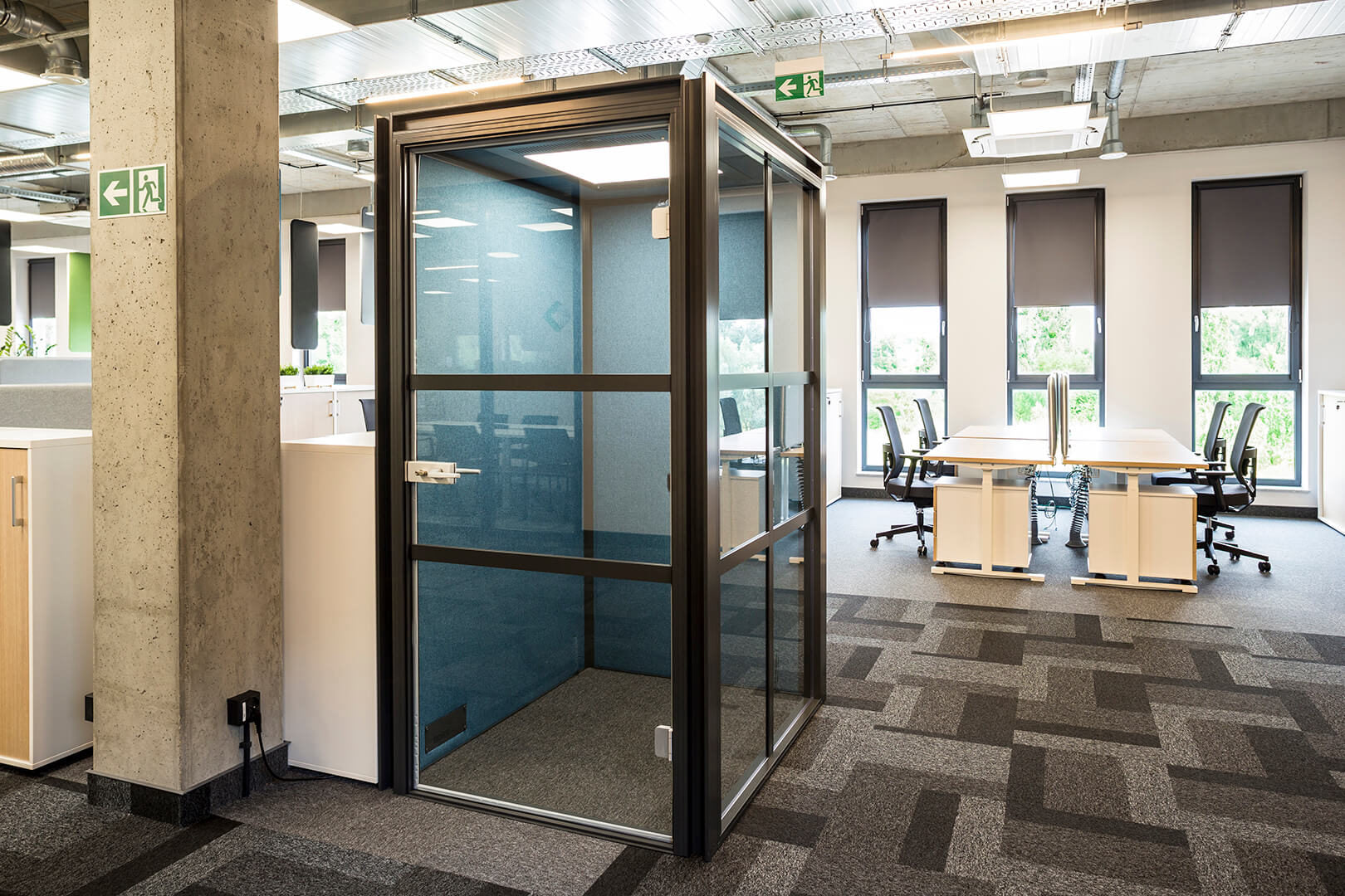 Stylische Akustikkabine Hako HK01 von Mdd, ideal für konzentriertes Arbeiten und private Telefonate, mit hochwertiger Holzverkleidung und Glastür.