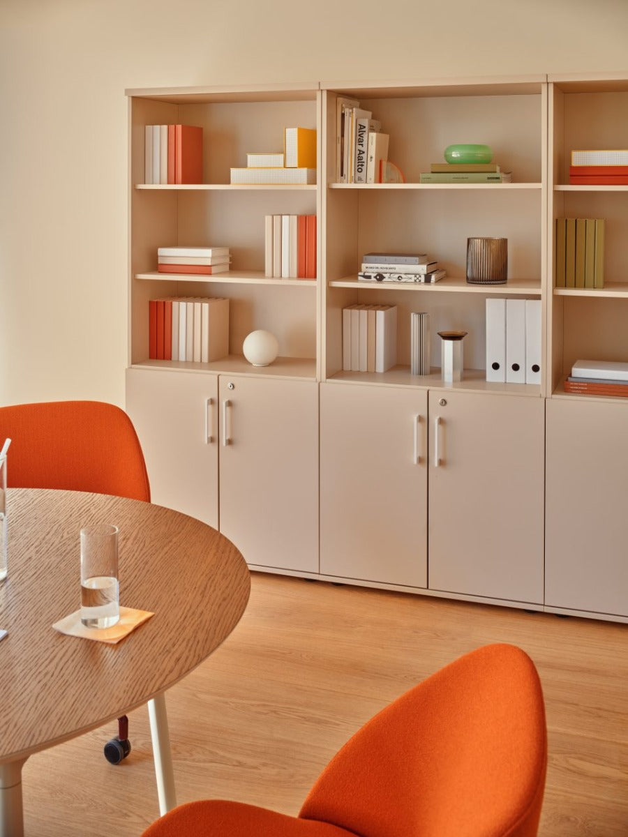 Elegantes Halbregal Mdd Standard A5404K, perfekt für moderne Büros, bietet stilvolle Ablageflächen und optimiert den Raum.