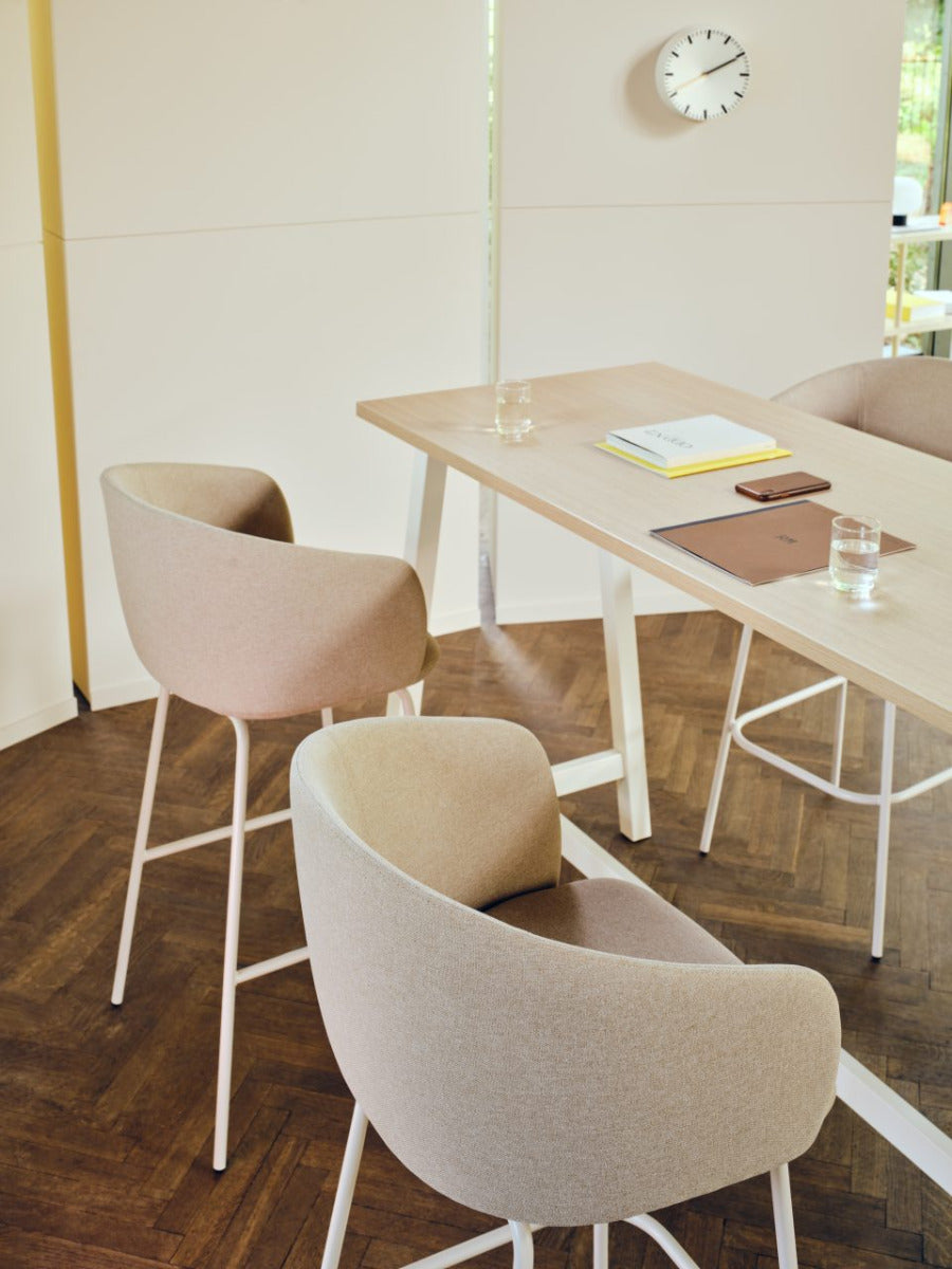 Moderner Hochtisch Ogi M PSM88 von Mdd, ideal für kreative Arbeitsumgebungen und entspannte Meetings, verbindet Ästhetik mit praktischer Nutzung.