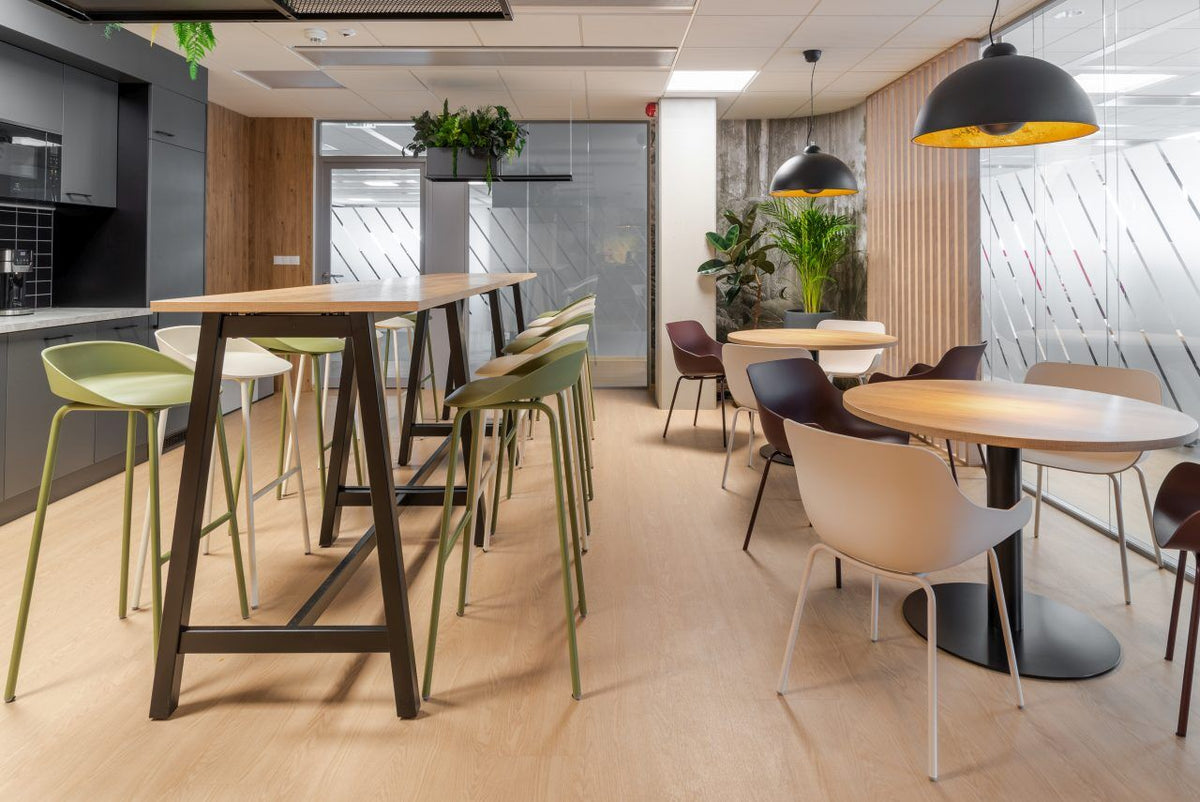 Eleganter Ogi M PSM74 Hochtisch, perfekt für moderne Arbeitsumgebungen, bietet eine stilvolle Lösung für Meetings und Pausen.