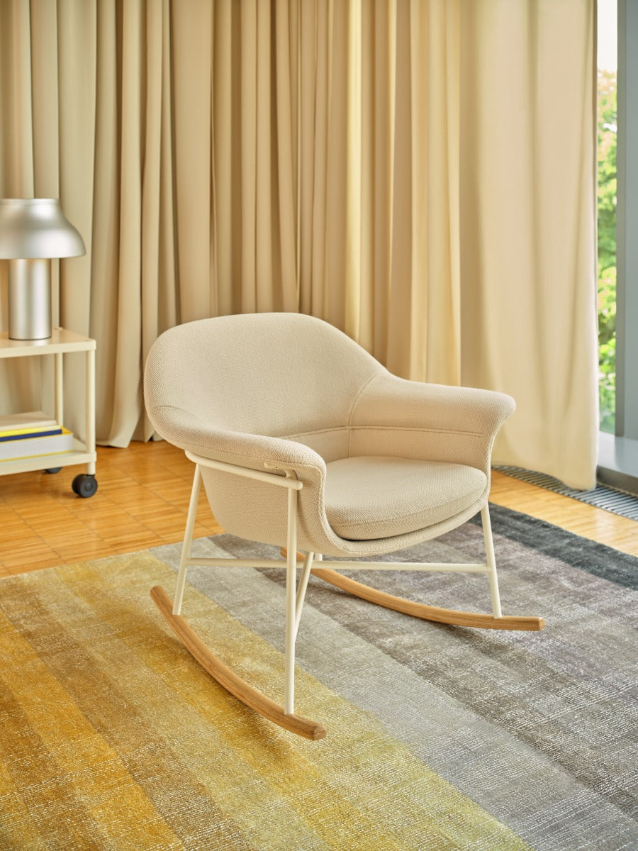 Eleganter Sessel Ismo IS04 mit Schaukelgestell, ideal für entspannte Momente. Stilvolles Holz und weicher Stoff vereinen Komfort und modernes Design.