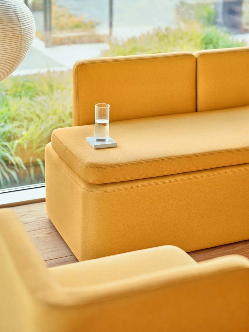 Niedriges modulares Sofa Kaiva von Mdd in Dunkelgrau mit gepolstertem Holzrahmen und geometrischer Rückenlehne, freigestellt.