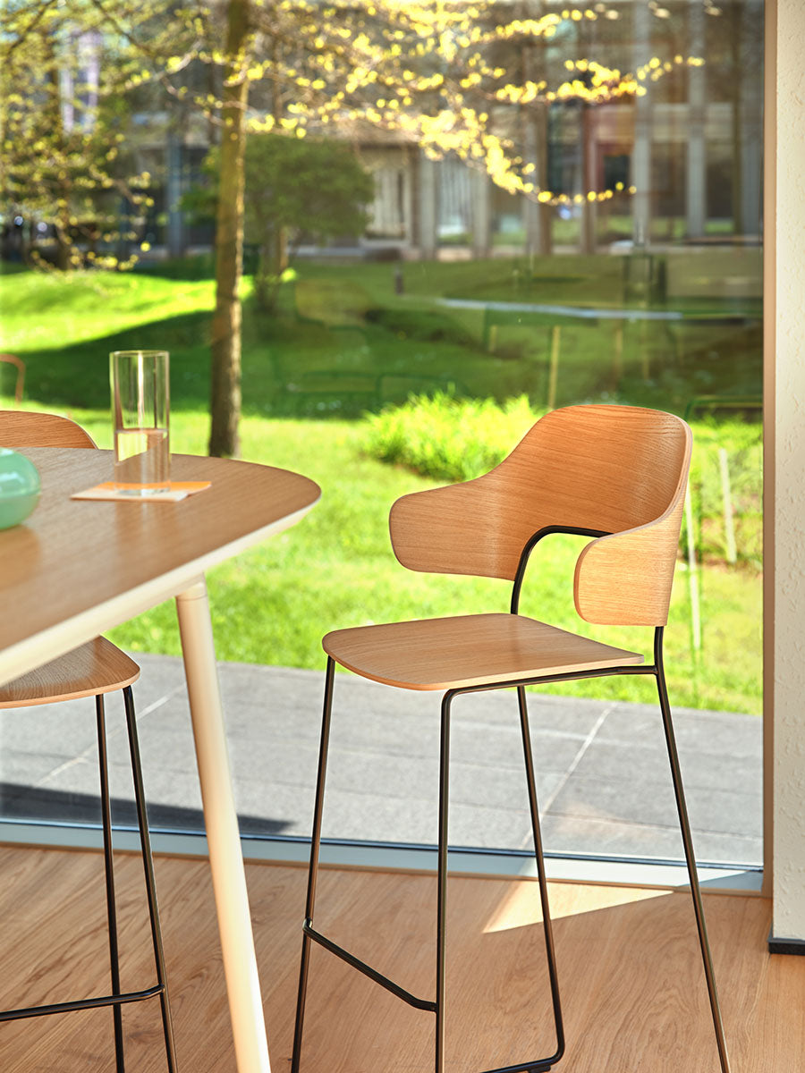 Eleganter Afi AF02 Barhocker von Mdd, ideal für stilvolle Bars, mit komfortablem Sitz und modernem Metallrahmen.