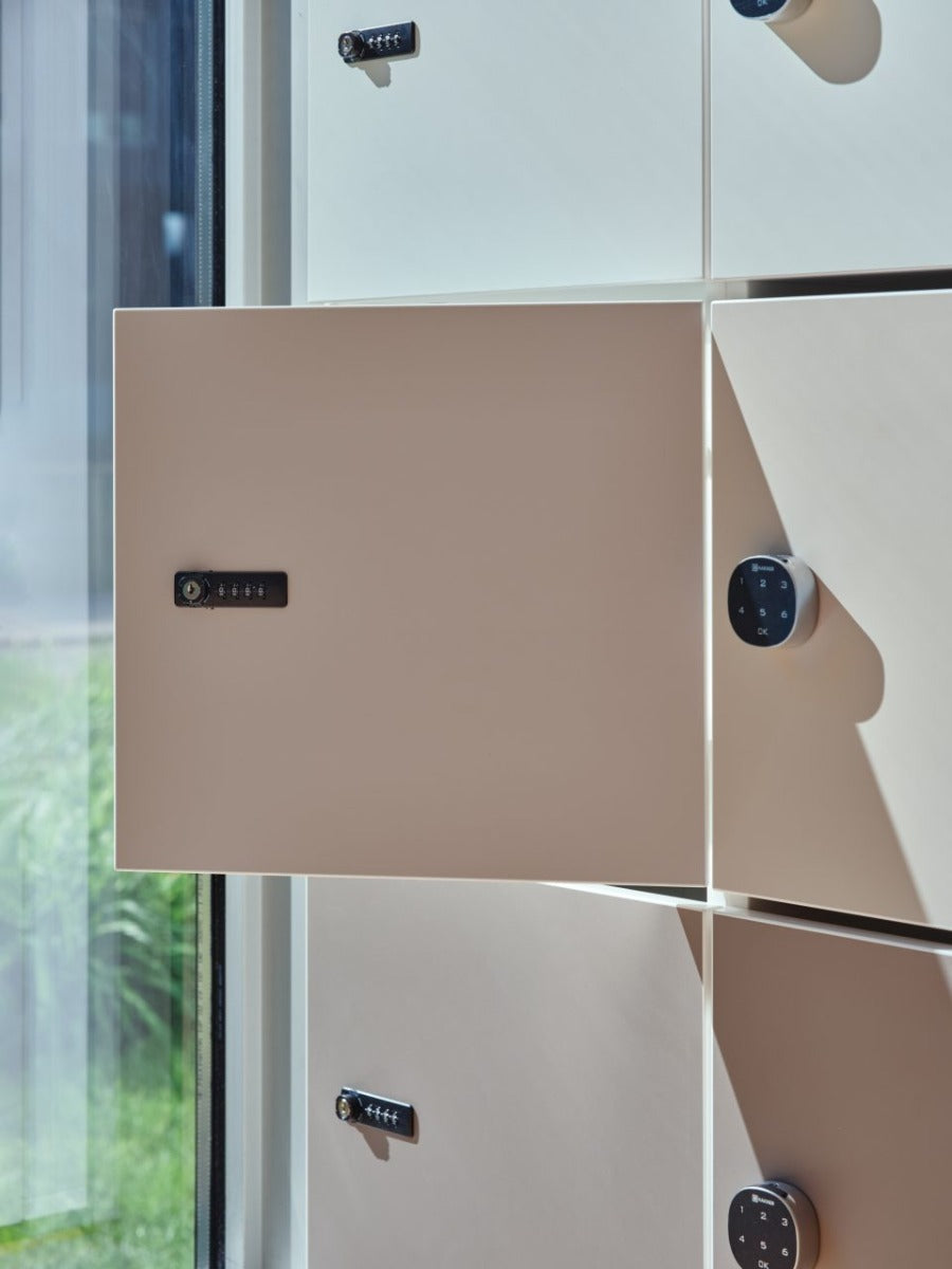 Eleganter Schließfachschrank LOK04 von Mdd, perfekt für Büros und Gemeinschaftsbereiche, mit drei großzügigen Fächern für vielseitige Nutzung.
