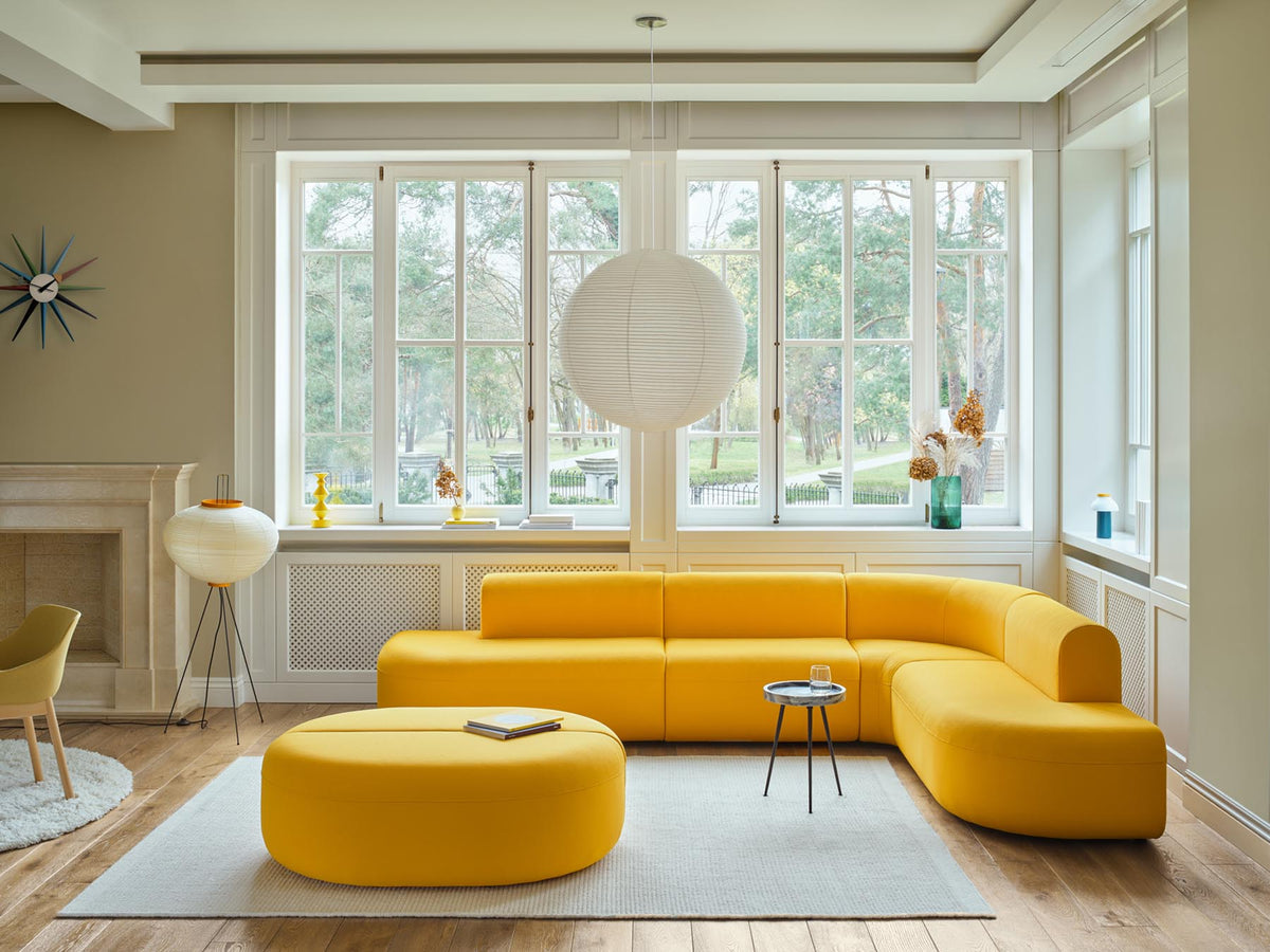 Hocker Artiko von Mdd, gepolsterte Sitzfläche in Himmelblau, rundes Design mit Gestell aus Spanplatte und Wellfederung.