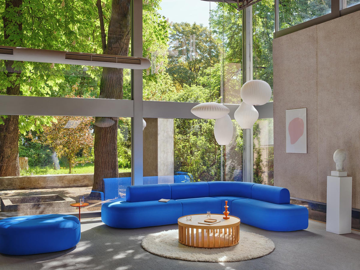 Hocker Artiko von Mdd, gepolsterte Sitzfläche in Himmelblau, rundes Design mit Gestell aus Spanplatte und Wellfederung.