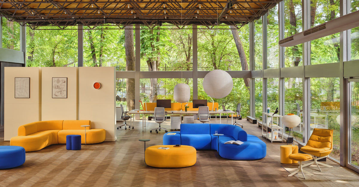 Hocker Artiko von Mdd, gepolsterte Sitzfläche in Himmelblau, rundes Design mit Gestell aus Spanplatte und Wellfederung.