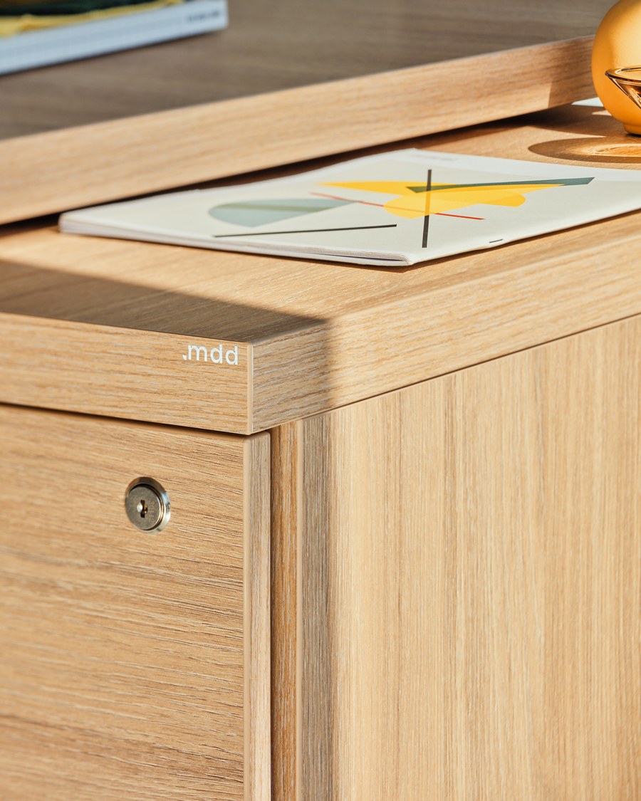 Chefschreibtisch Mito von Mdd in Bernsteineiche mit HPL-Wangenfuss in schwarz oder weiss, Melaminplatte mit ABS-Umleimer, rechteckige Form.