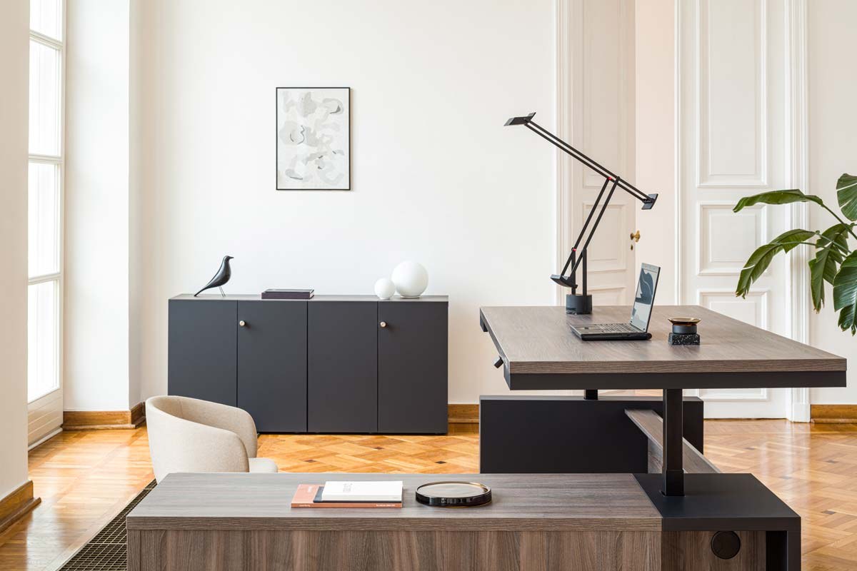 Schwarzer Büroschrank Mito von Mdd mit glänzender Front, Melamin-Oberflächen, ABS-Umleimer und Türknauf mit Stangenschloss.