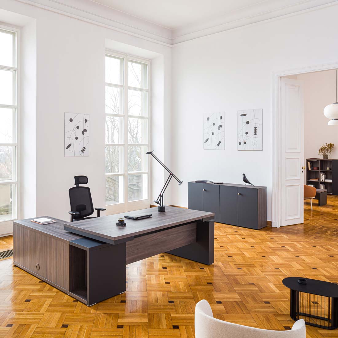 Eleganter grauer Büroschrank Mito MIT20 von Mdd, perfekt für moderne Arbeitsräume. Funktionalität trifft auf stilvolles Design mit klaren Konturen.