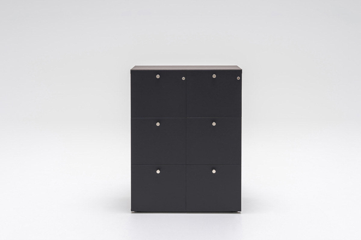 Aktenschrank Mito von Mdd mit schwarzer matter Front, Aluminiumgriffen und Korpus in Bernsteineiche, Frontalansicht im Büroraum.