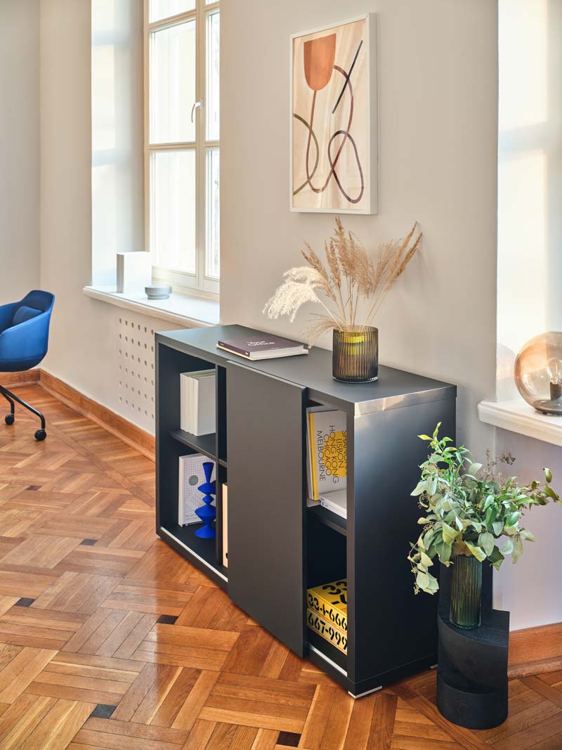 Eleganter Mito MIT33 Chefzimmerschrank in hellgrauer Holzoptik, ideal für moderne Büros. Mit schmalen Griffen und geräuscharmen Türen für eine stilvolle Arbeitsatmosphäre.