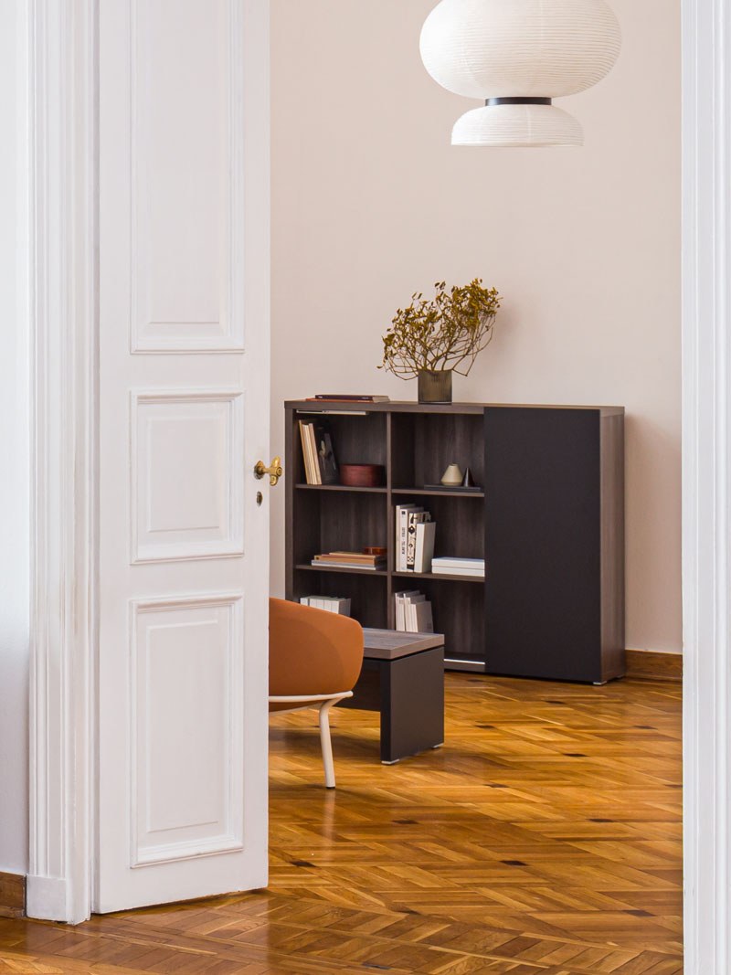 Mito Chefzimmerschrank von Mdd in Bernsteineiche mit schwarzem Ansatztisch, Schiebetür, Schublade und Plattenfachböden aus Melamin.