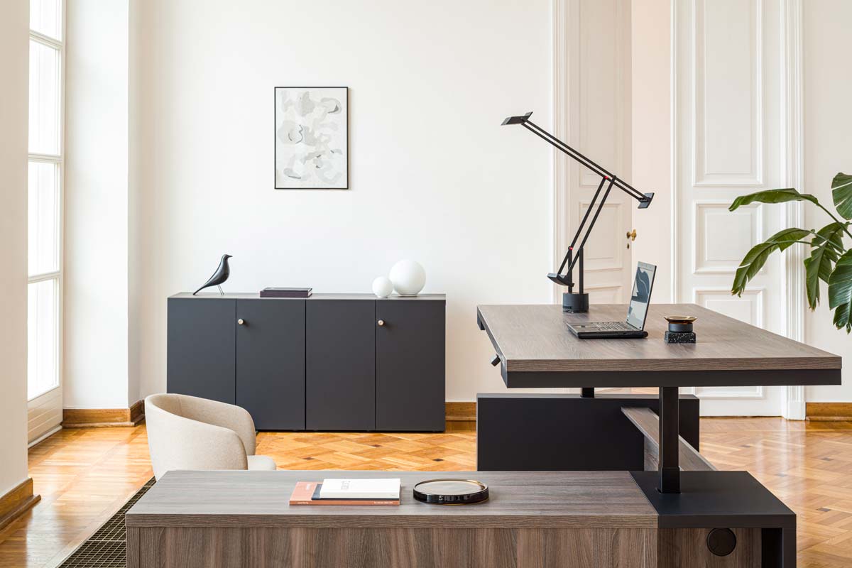 Eleganter Mito MIT1RP Chefschreibtisch von Mdd, höhenverstellbar für flexibles Arbeiten, perfekt für stilvolle Büros und ergonomische Lösungen.