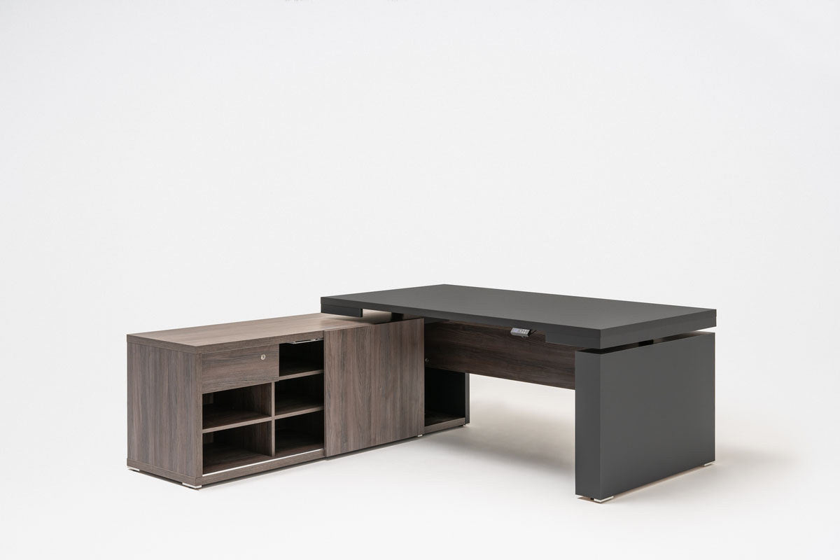 Chefschreibtisch Mdd Mito Fenix mit schwarzer FENIX-Platte, elektrisch höhenverstellbarem Metallgestell und HPL-Wangenfuss in Schwarz Matt.