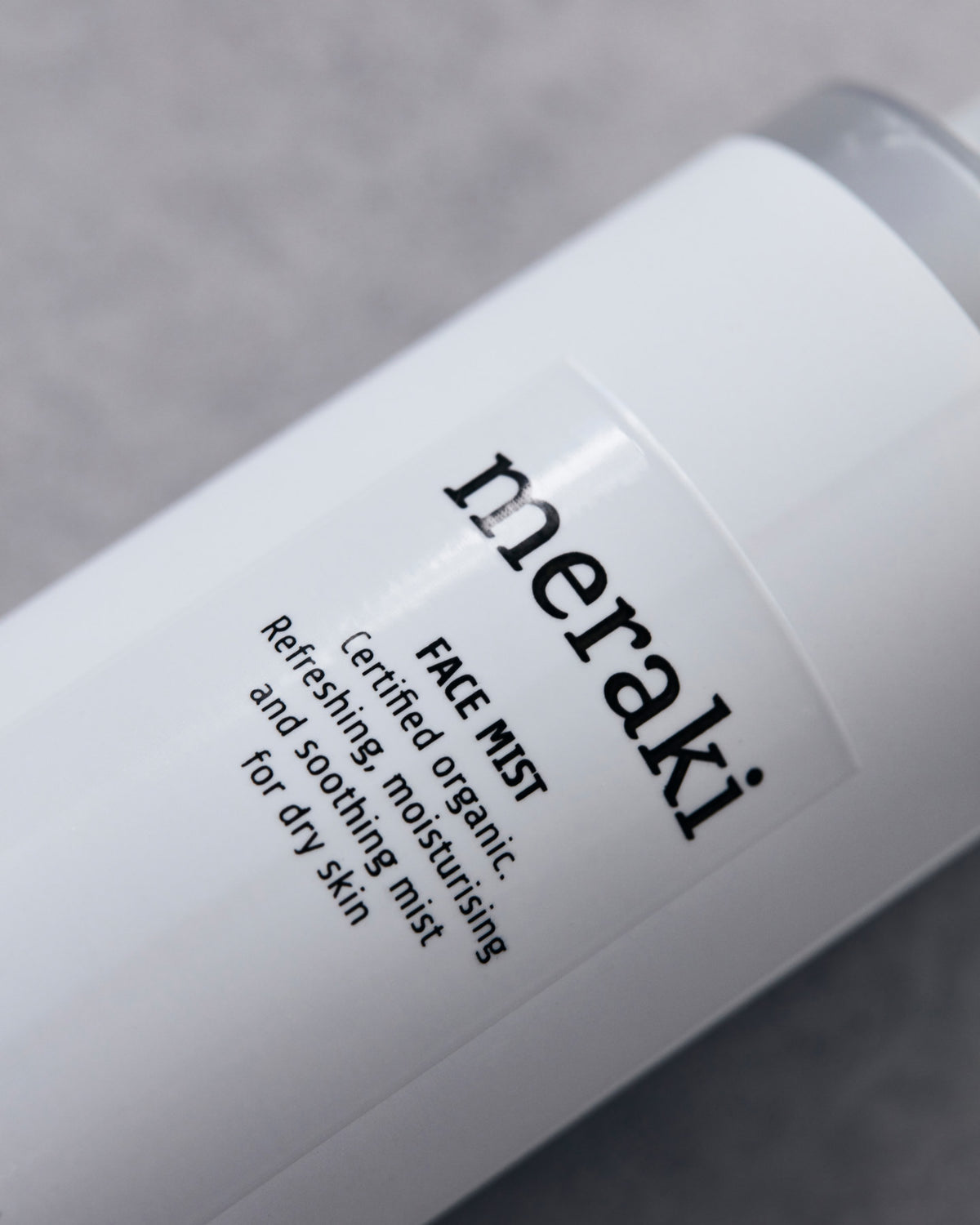 Gesichtsspray in Weiß präsentiert im Onlineshop von KAQTU Design AG. Körperpflege ist von Meraki