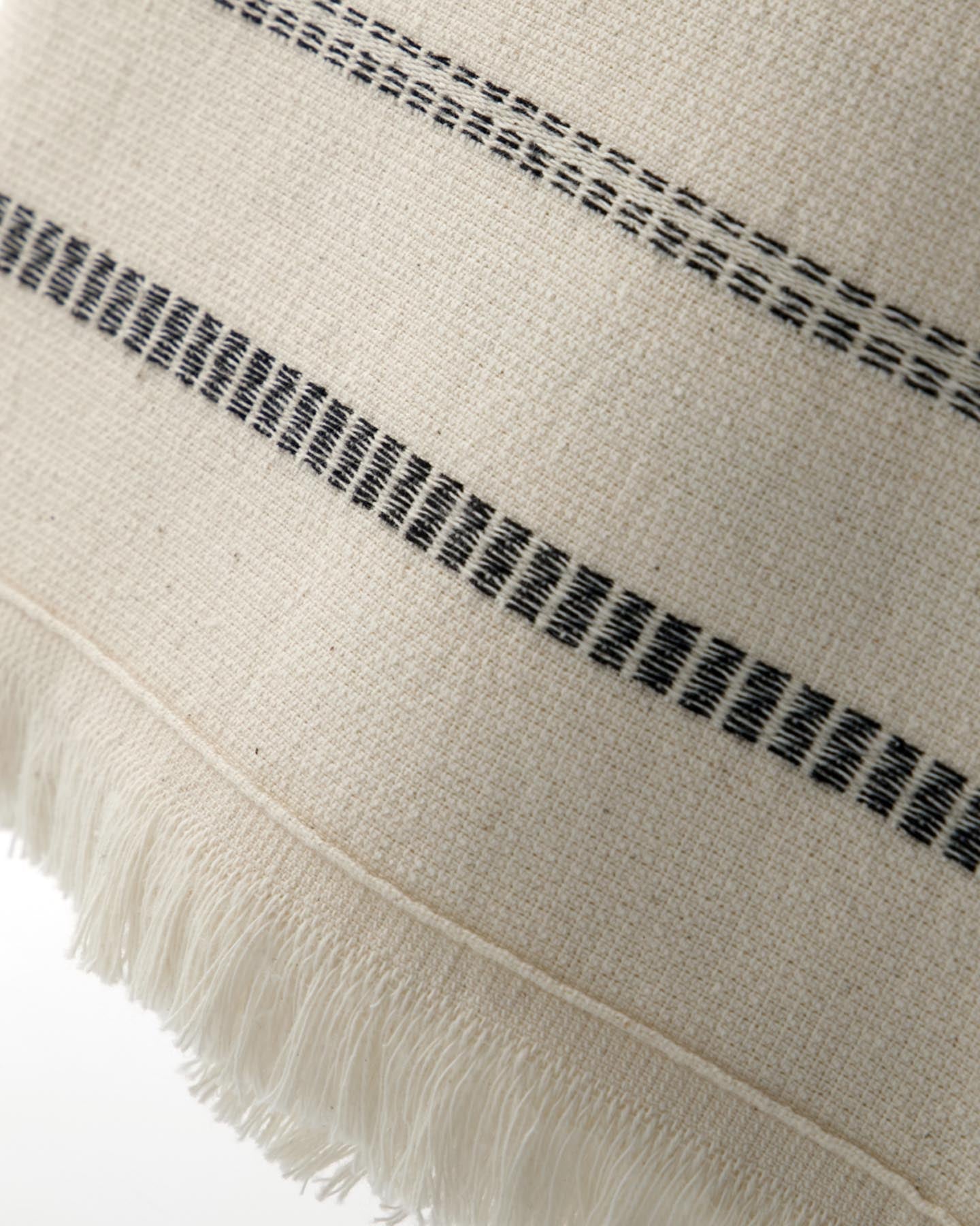 Verleihen Sie Ihrem Badezimmer mit dem Handtuch-Set MKTrue von Meraki in Off-White und Schwarz einen Hauch von Luxus. Hochwertige Baumwolle und zeitloses Design.