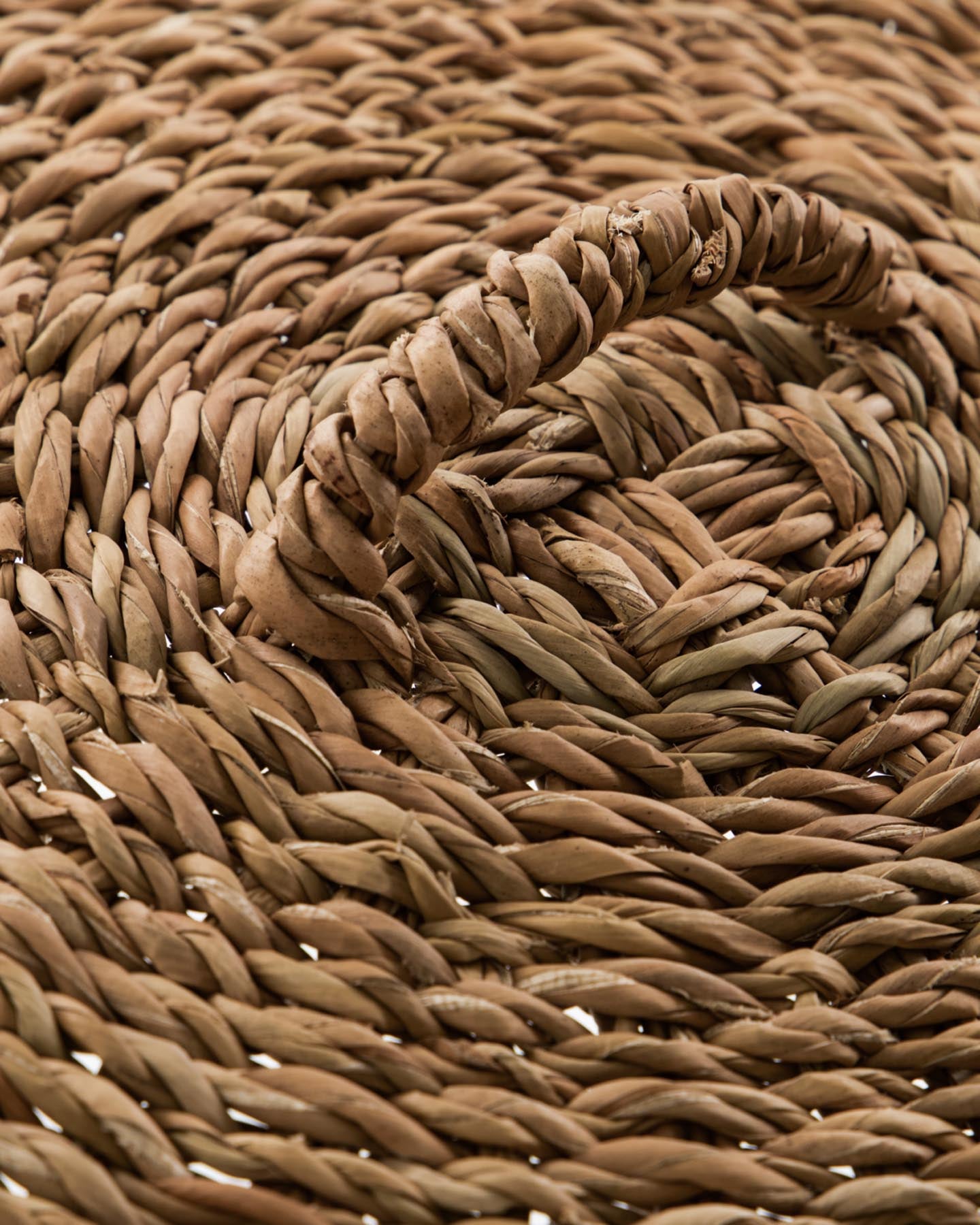 Der MKRound Aufbewahrungskorb von Meraki aus hochwertigem Seegras vereint Funktionalität und elegantes Design für Ihr Zuhause.