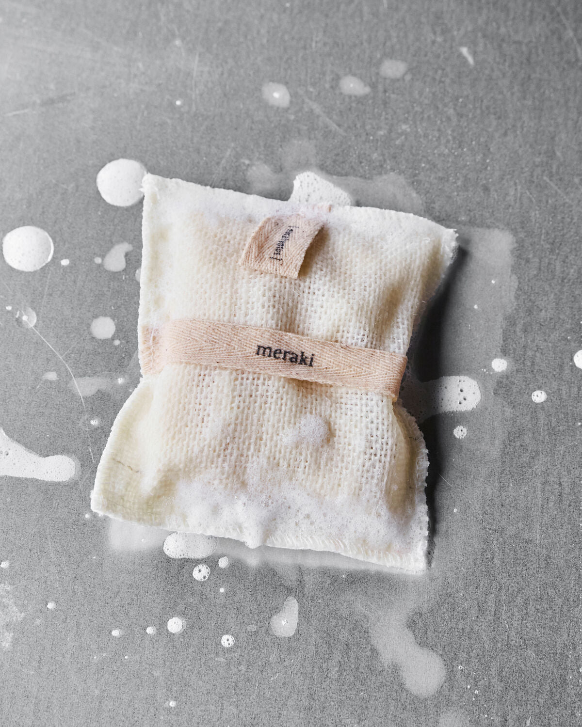 Eucalyptus-Badewäsche von Meraki, 140 g, ideal für entspannende Körperpflege und sanfte Reinigung, stilvoll präsentiert.