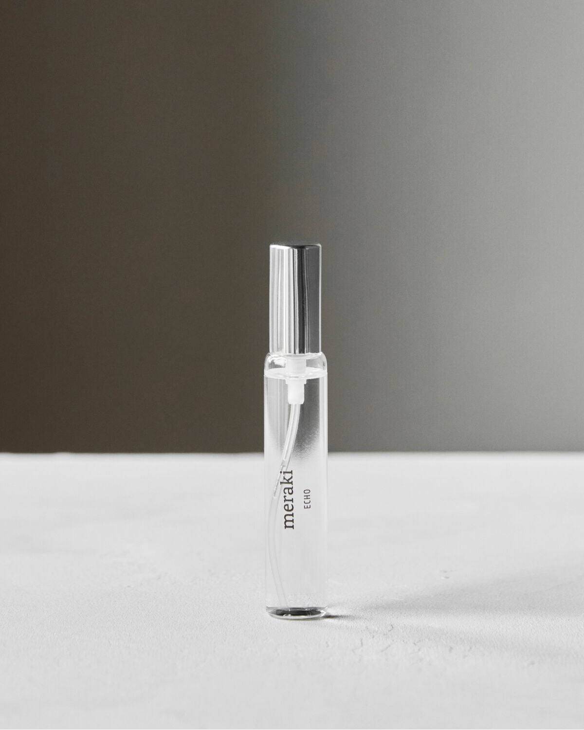 Eau de toilette Echo von Meraki in einer eleganten 10 ml Flasche, ideal für erfrischende Düfte und Körperpflege unterwegs.