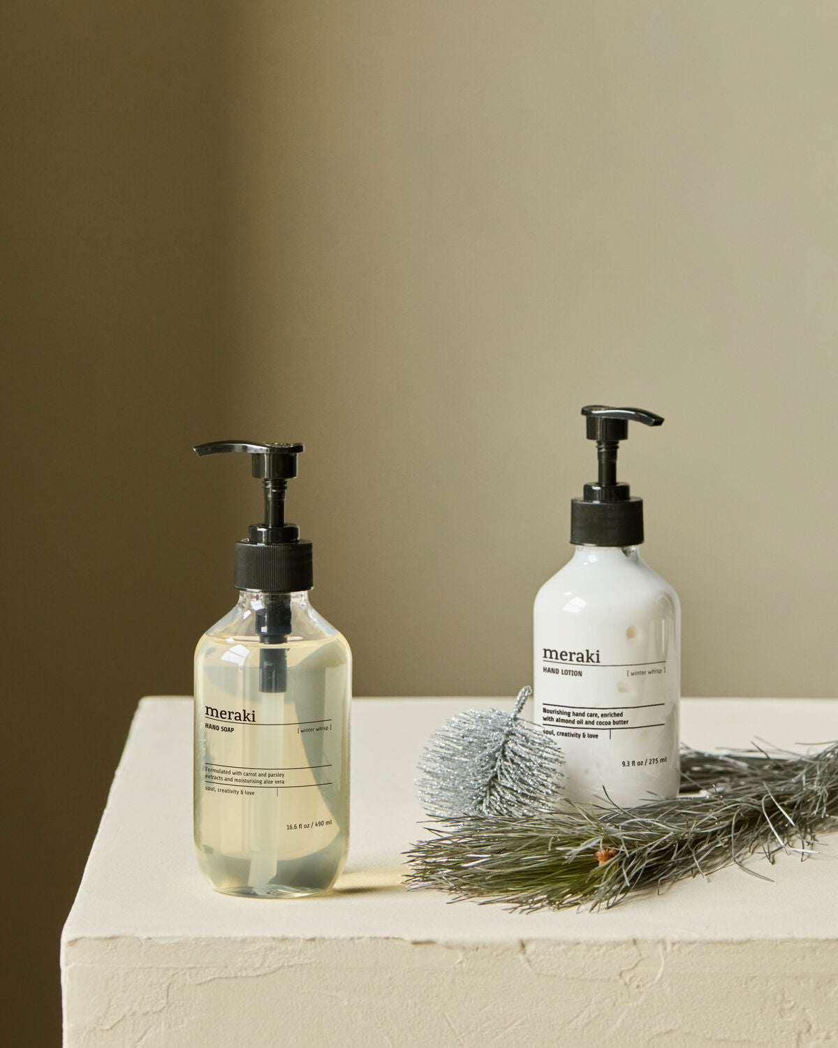 Elegante Geschenkbox mit winterlicher Handseife und Handlotion von Meraki, ideal für die kalte Jahreszeit, 275 ml je Produkt.
