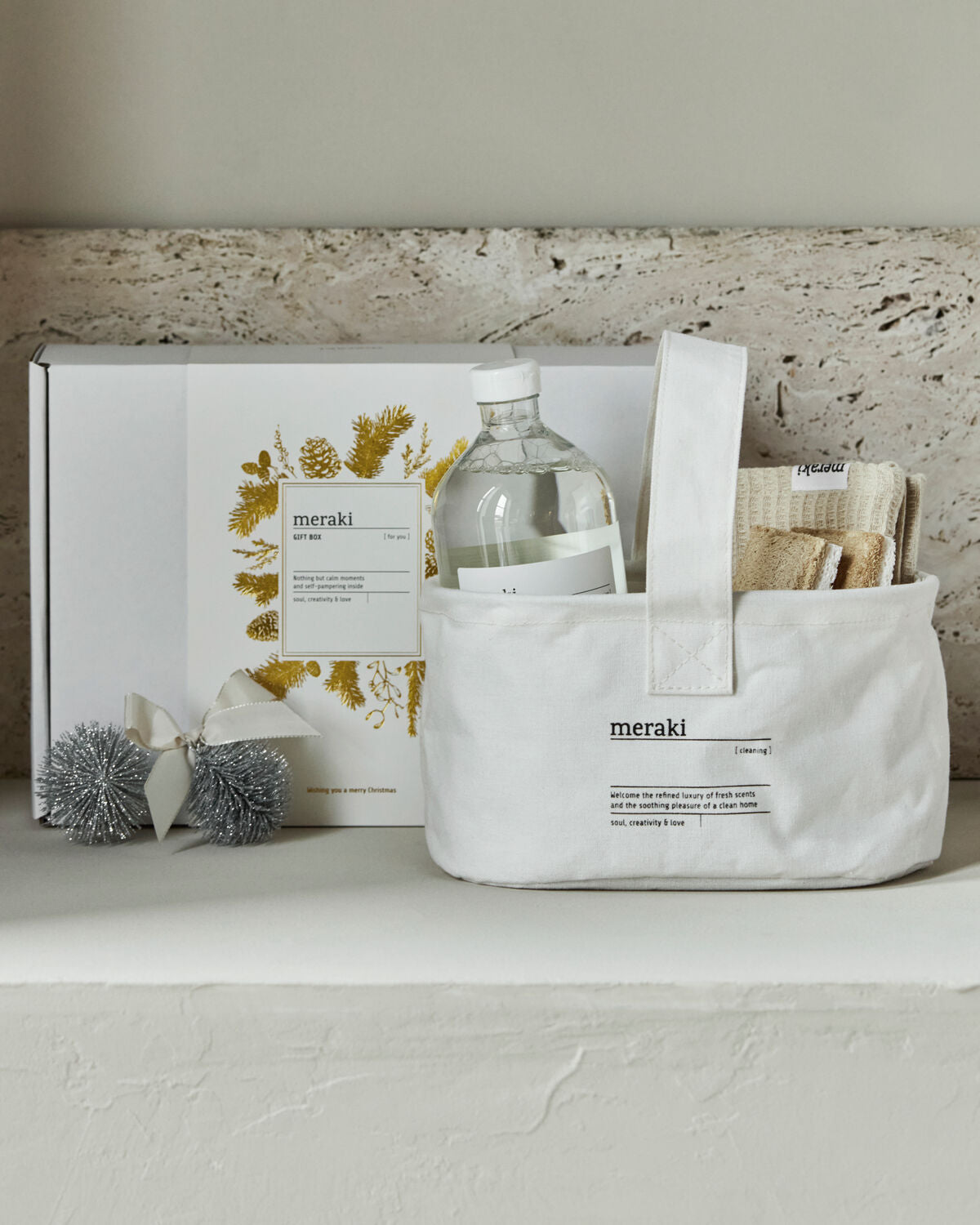 Beige Geschenkkorb mit Geschirrtuch und Schwamm für vielseitige Reinigung, 1000 ml, stilvoll präsentiert von Meraki.