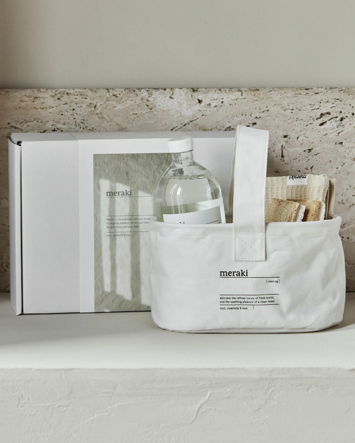 Beige Geschenkset von Meraki mit Korb, Geschirrtuch und Schwamm für vielseitige Reinigung, ideal für jeden Haushalt.