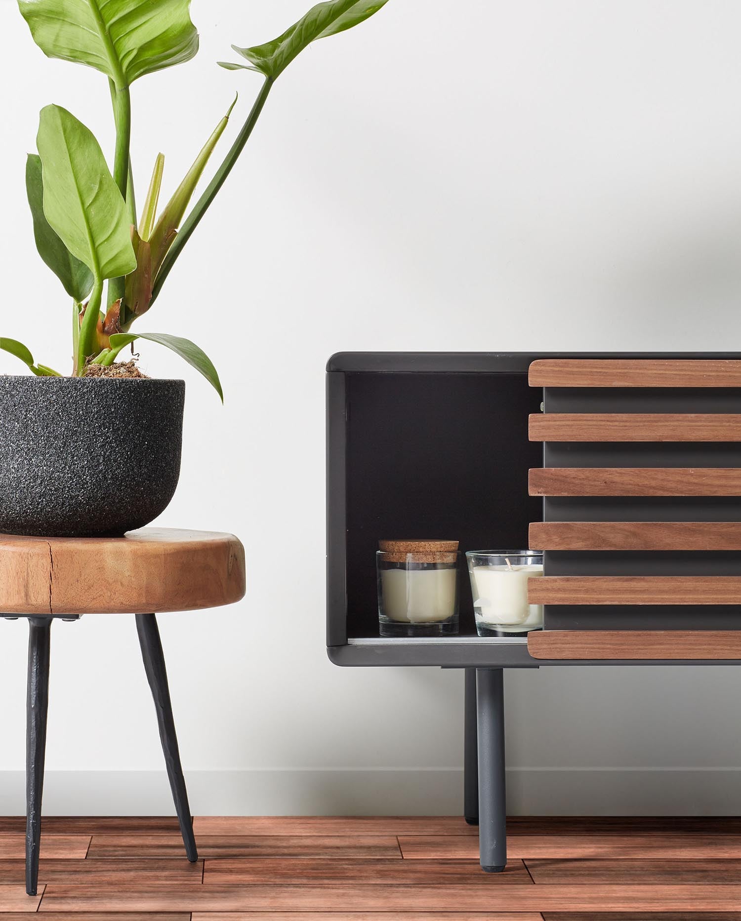 Kesia TV-Schrank von Kave Home: Edles Nussholzfurnier, schwarze Lackierung, 120x48,5 cm. Funktional und stilvoll für Ihr Wohnzimmer.