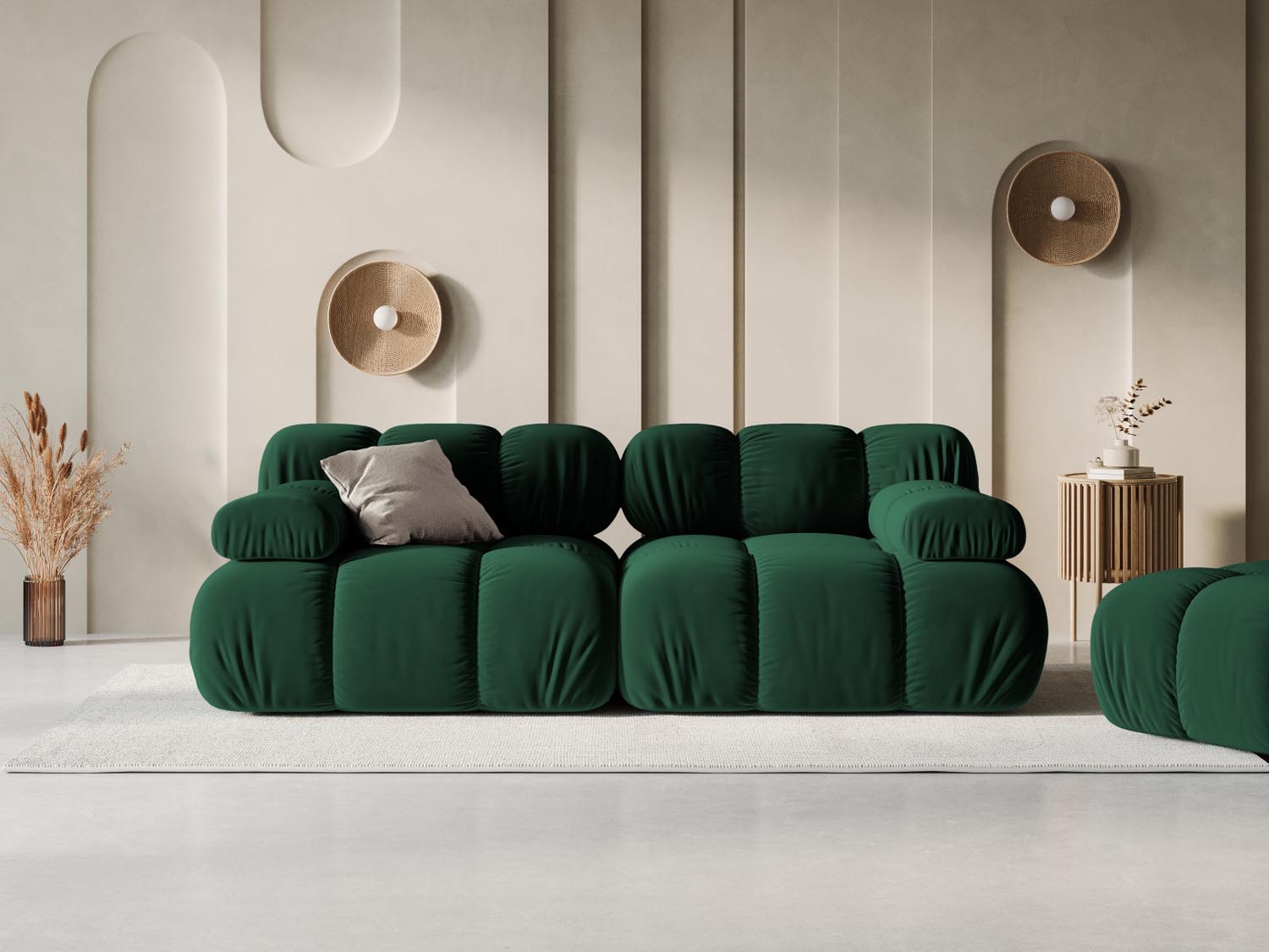 Elegantes Bellis Velour Sofa in Flaschengrün, 2-Sitzer, modulare Gestaltung, ideal für stilvolle Wohnräume.