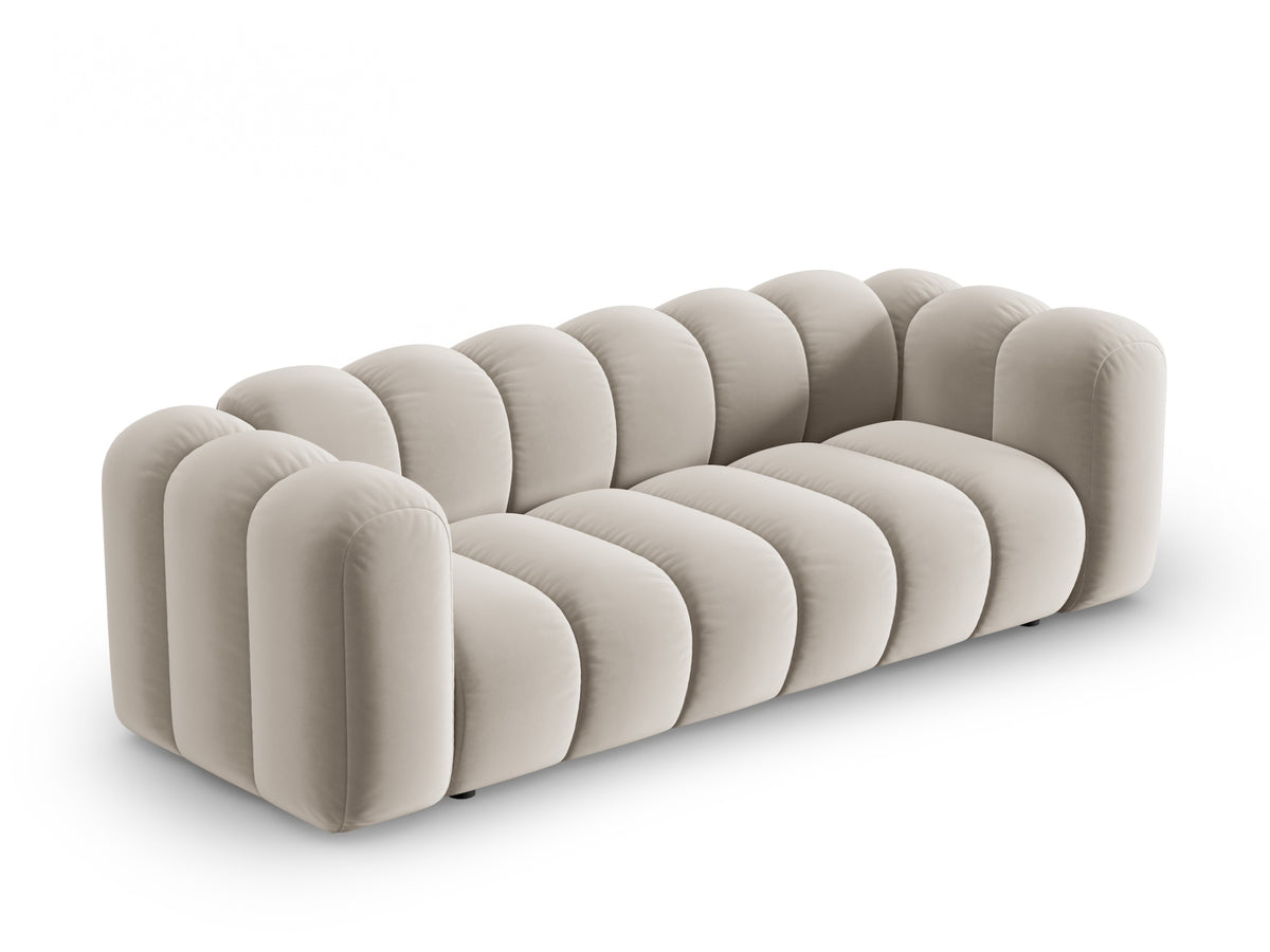Lupine Velour Sofa 3 Sitzer in Beige-Salvador präsentiert im Onlineshop von KAQTU Design AG. 3er Sofa ist von Micadoni