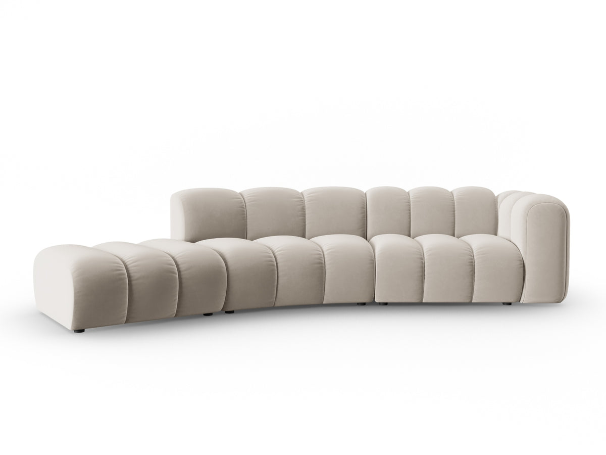Lupine Velour modulares Sofa links 5 Sitzer in Beige-Salvador präsentiert im Onlineshop von KAQTU Design AG. L-Sofa links ist von Micadoni