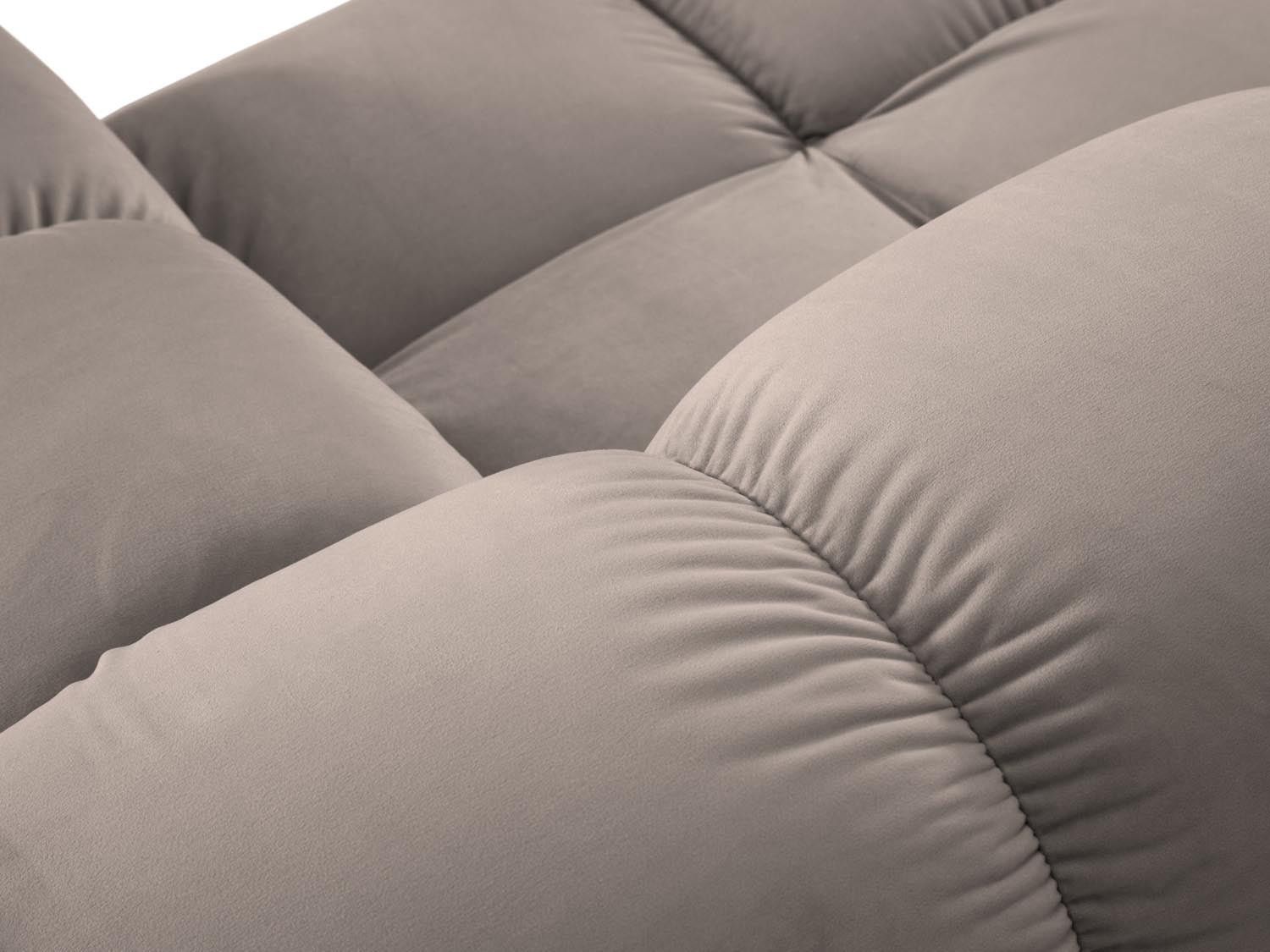 Erleben Sie das stilvolle Bellis Velour Sofa 4 Sitzer von Micadoni. Flexibles, modulares Design, luxuriöser Velourstoff und pflegeleichte Oberflächen für Ihr Wohnzimmer!