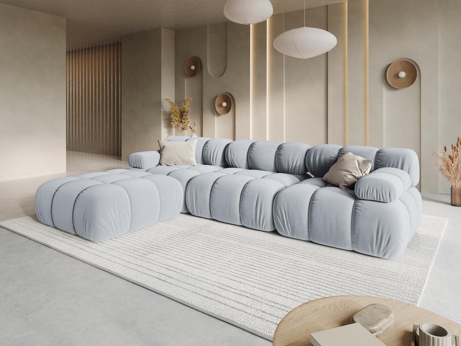 Elegantes Bellis Velour Sofa in sanftem Hellblau, ideal für stilvolle Wohnräume, präsentiert in einer gemütlichen Atmosphäre.