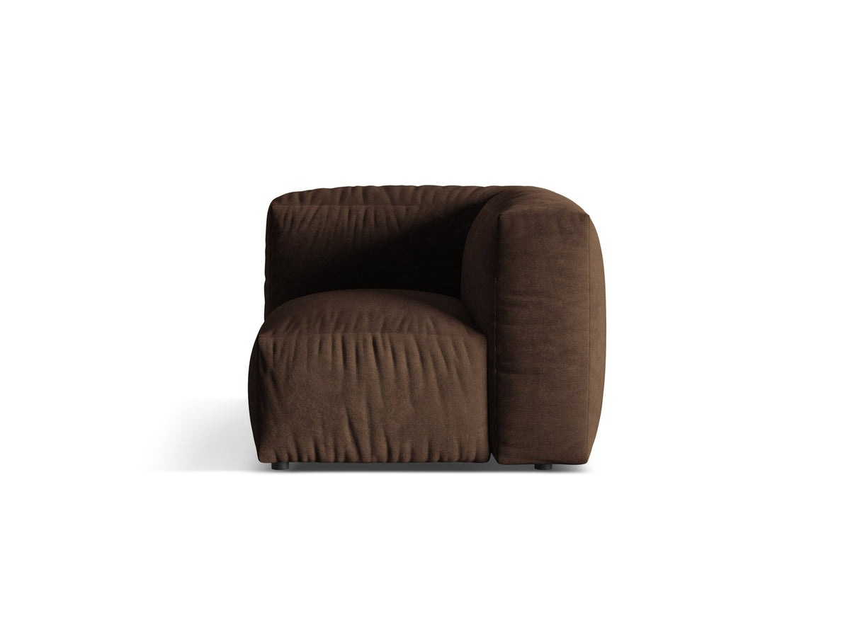 Eckmodul des modularen Sofas Martina von Micadoni in Schokolade, mit Veloursstoff-Bezug und schwarzen Kunststoffbeinen aus Polypropylen.