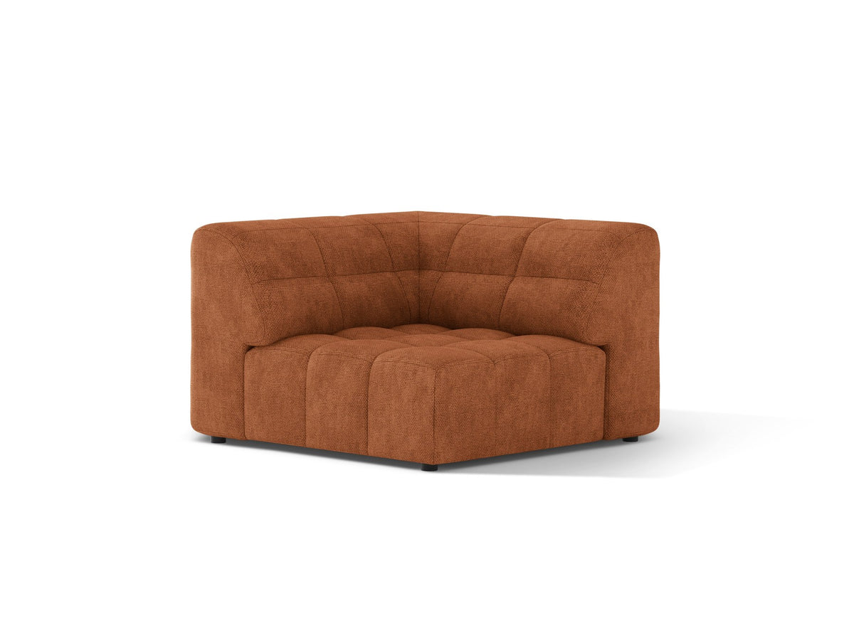 Eckmodul eines modularen Sofas in leichtem Beige mit Chenille-Bezug Eden, schwarzen Kunststoffbeinen und niedriger Rückenlehne.