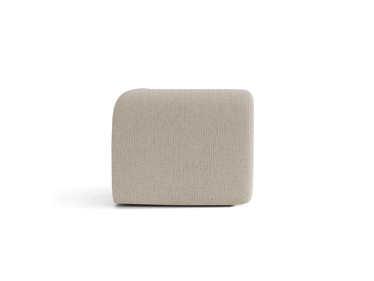 Eckmodul Neo von Micadoni in dunklem Olivgrün, gepolstertes modulares Sofa mit hoher Rückenlehne und schwarzen Kunststoffbeinen.