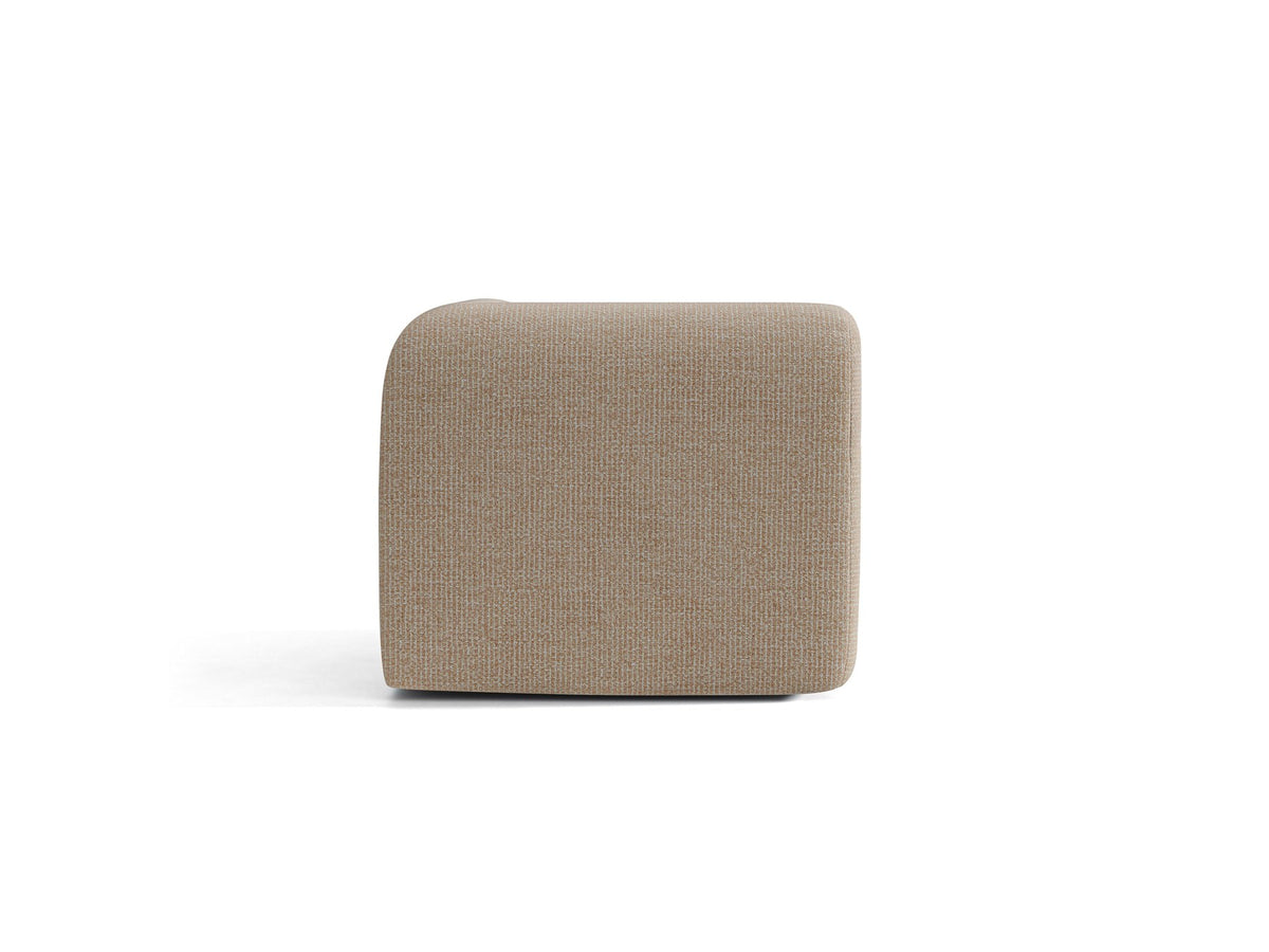 Eckmodul Neo von Micadoni in dunklem Olivgrün, gepolstertes modulares Sofa mit hoher Rückenlehne und schwarzen Kunststoffbeinen.