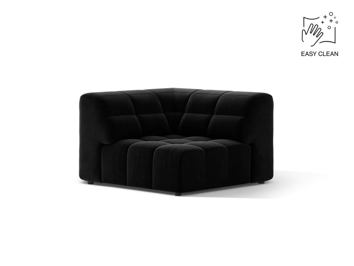 Eckmodul eines modularen Sofas in leichtem Beige mit Chenille-Bezug Eden, schwarzen Kunststoffbeinen und niedriger Rückenlehne.