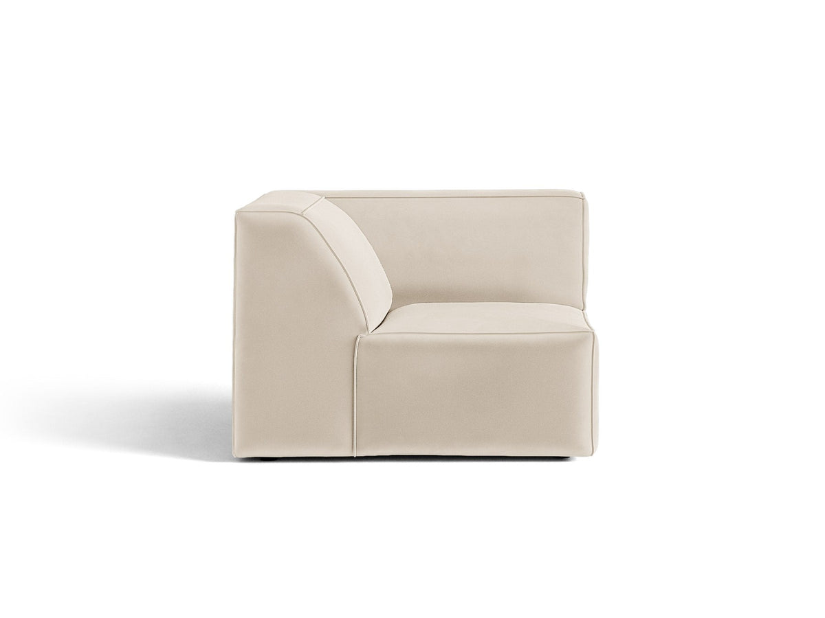Eckmodul Jodie von Micadoni in leichtem Beige, Venus-Samtstoff, schwarze Kunststoffbeine, Teil eines modularen Sofasystems.
