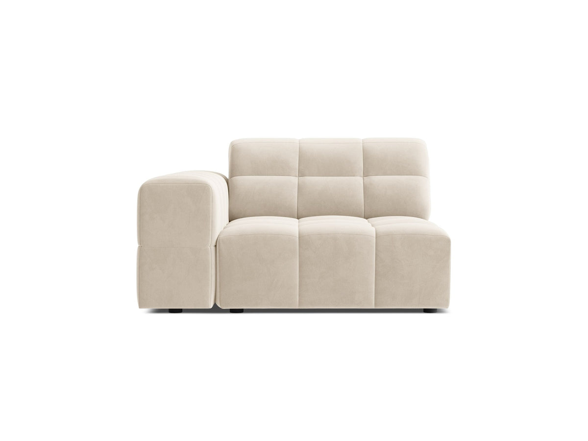 Modulares Sofa Jennifer von Micadoni in leichtem Beige mit Chenille-Stoffbezug, schwarzen Kunststoffbeinen und niedriger Rückenlehne.