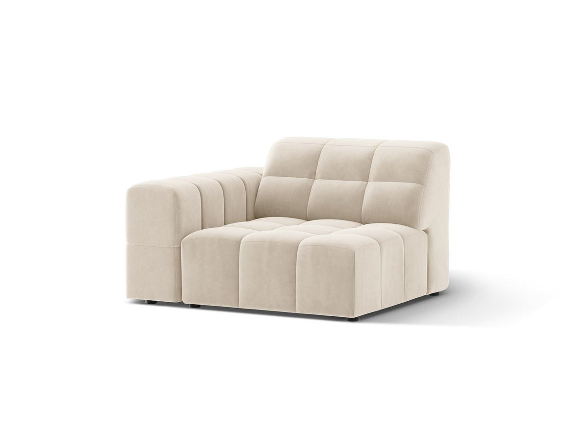Modulares Sofa Jennifer von Micadoni in leichtem Beige mit Chenille-Stoffbezug, schwarzen Kunststoffbeinen und niedriger Rückenlehne.