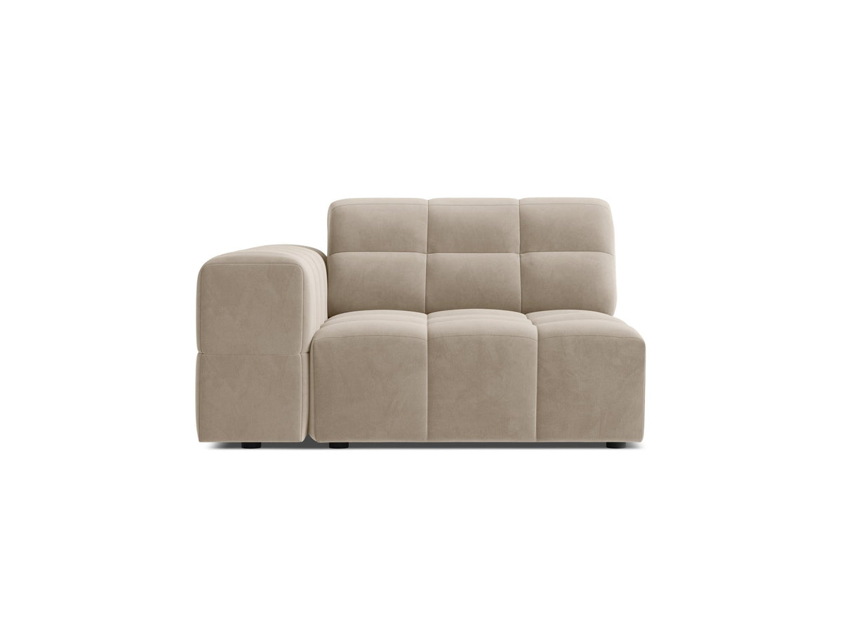 Modulares Sofa Jennifer von Micadoni in leichtem Beige mit Chenille-Stoffbezug, schwarzen Kunststoffbeinen und niedriger Rückenlehne.