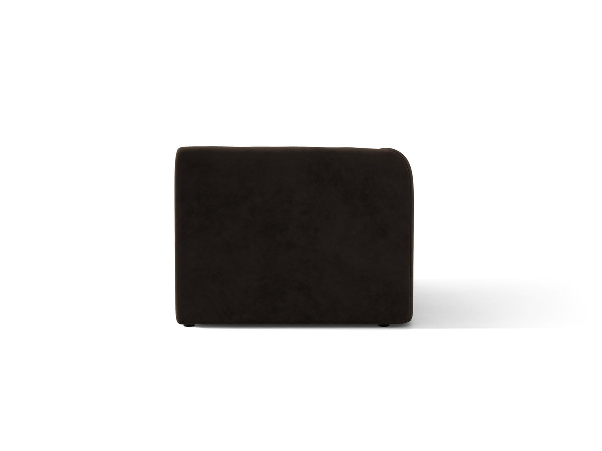 Dunkelbeiger Einsitzer aus der modularen Miley-Sofa-Serie von Micadoni, Bezug aus Bluvel-Stoff, schwarze Kunststofffüsse, kompakte quadratische Form.