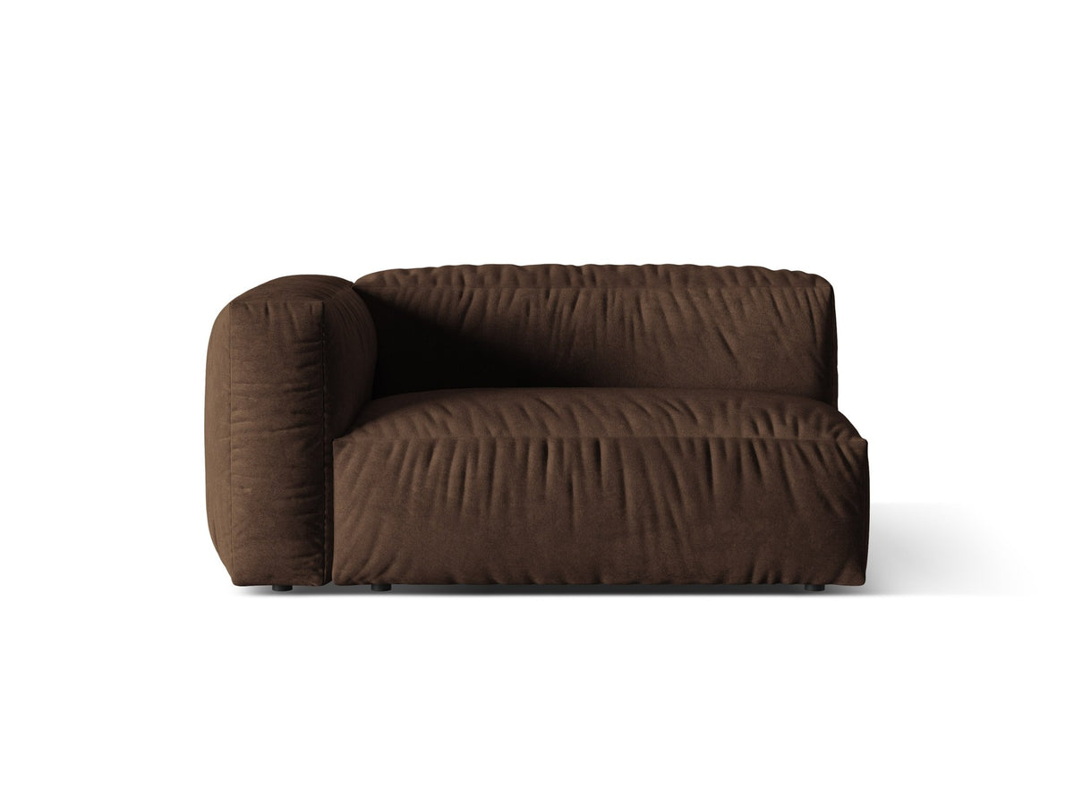 Zweisitzer Sofa Martina von Micadoni in Schokolade mit schwarzen Kunststoffbeinen, Ansicht von vorne auf gepolstertem Sitz und Rückenlehne.