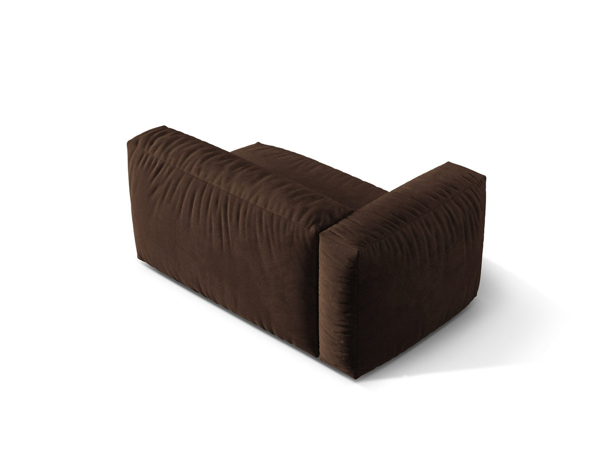 Zweisitzer Sofa Martina von Micadoni in Schokolade mit schwarzen Kunststoffbeinen, Ansicht von vorne auf gepolstertem Sitz und Rückenlehne.