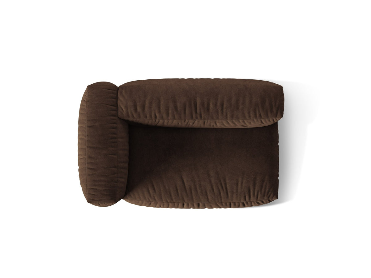Zweisitzer Sofa Martina von Micadoni in Schokolade mit schwarzen Kunststoffbeinen, Ansicht von vorne auf gepolstertem Sitz und Rückenlehne.