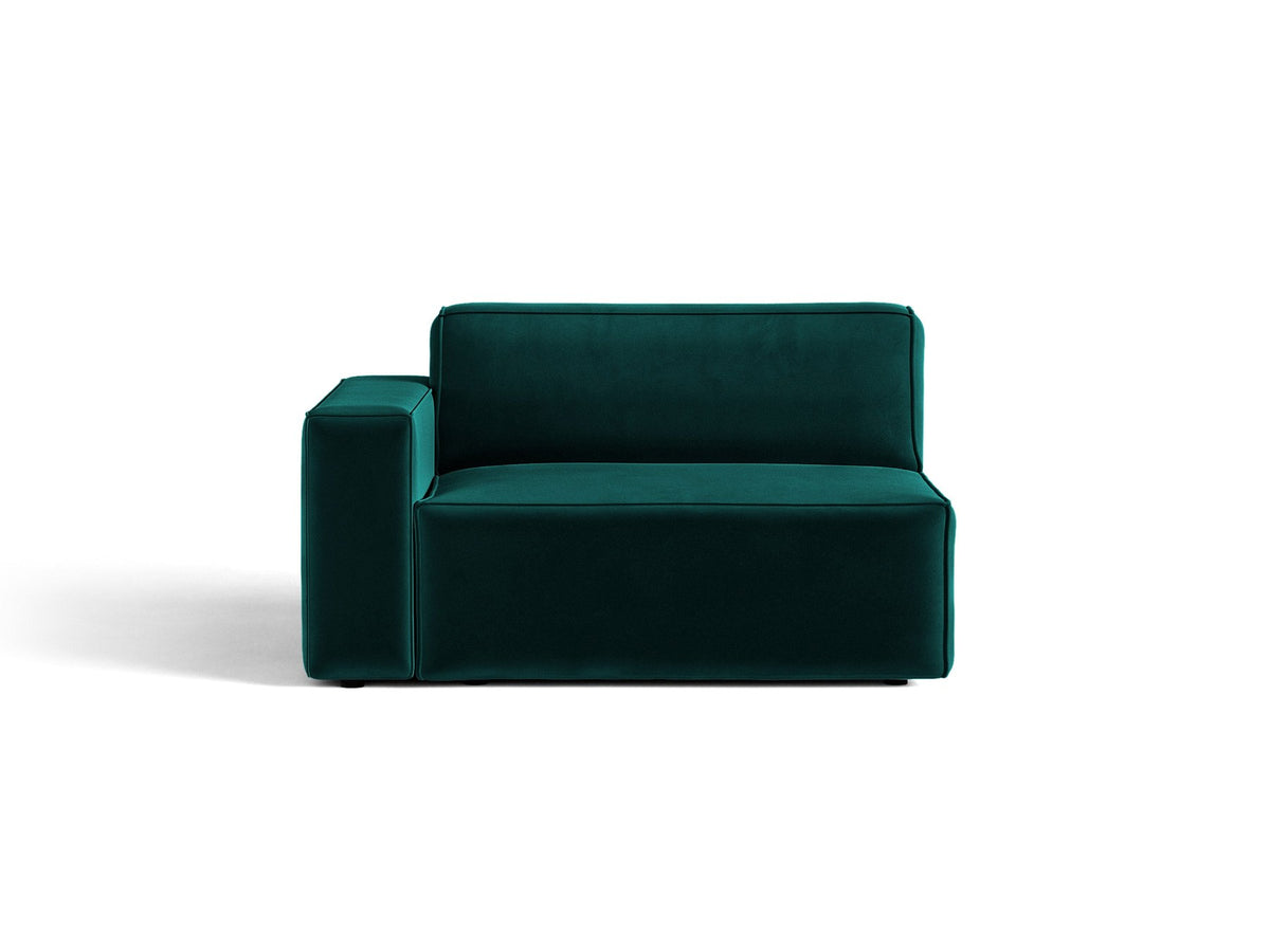 Modulares Sofa-Element Jodie von Micadoni in Leichtes Beige mit Venus Samtstoff, schwarzen Kunststoffbeinen und niedriger Rückenlehne.