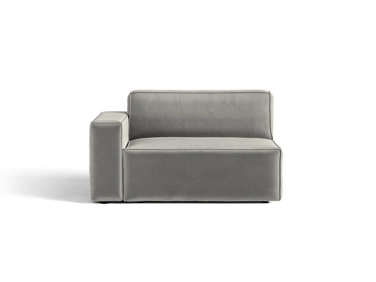 Modulares Sofa-Element Jodie von Micadoni in Leichtes Beige mit Venus Samtstoff, schwarzen Kunststoffbeinen und niedriger Rückenlehne.